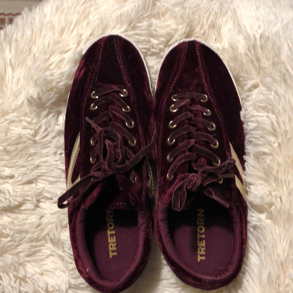 MAKE AN OFFER! Tretorn size 6, only worn once.